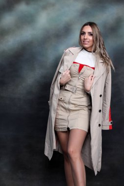 Güzel, göz kamaştırıcı sarışın kız izole arka planda stüdyoda poz veriyor. Tarz, trendler, moda konsepti.