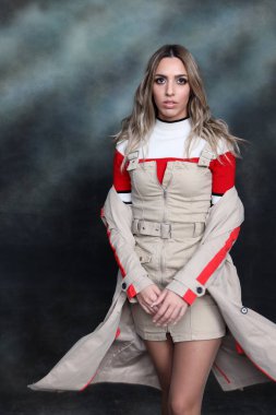 Güzel, göz kamaştırıcı sarışın kız izole arka planda stüdyoda poz veriyor. Tarz, trendler, moda konsepti.