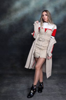 Güzel, göz kamaştırıcı sarışın kız izole arka planda stüdyoda poz veriyor. Tarz, trendler, moda konsepti.