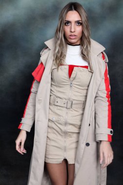 Güzel, göz kamaştırıcı sarışın kız izole arka planda stüdyoda poz veriyor. Tarz, trendler, moda konsepti.