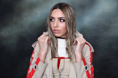 Güzel, göz kamaştırıcı sarışın kız izole arka planda stüdyoda poz veriyor. Tarz, trendler, moda konsepti.