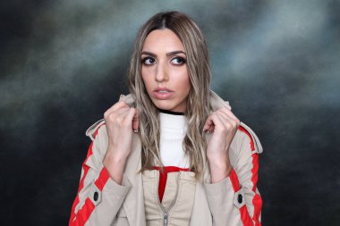 Güzel, göz kamaştırıcı sarışın kız izole arka planda stüdyoda poz veriyor. Tarz, trendler, moda konsepti.