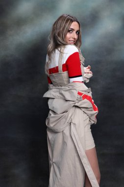 Güzel, göz kamaştırıcı sarışın kız izole arka planda stüdyoda poz veriyor. Tarz, trendler, moda konsepti.