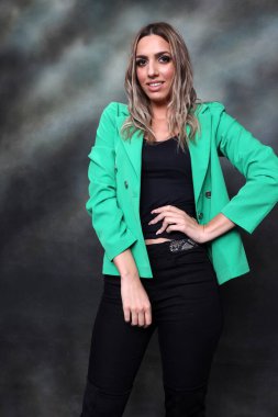 Güzel, göz kamaştırıcı sarışın kız izole arka planda stüdyoda poz veriyor. Tarz, trendler, moda konsepti.