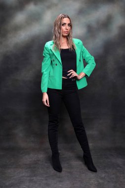 Güzel, göz kamaştırıcı sarışın kız izole arka planda stüdyoda poz veriyor. Tarz, trendler, moda konsepti.