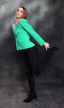 Güzel, göz kamaştırıcı sarışın kız izole arka planda stüdyoda poz veriyor. Tarz, trendler, moda konsepti.