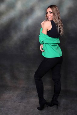 Güzel, göz kamaştırıcı sarışın kız izole arka planda stüdyoda poz veriyor. Tarz, trendler, moda konsepti.