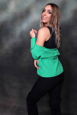 Güzel, göz kamaştırıcı sarışın kız izole arka planda stüdyoda poz veriyor. Tarz, trendler, moda konsepti.