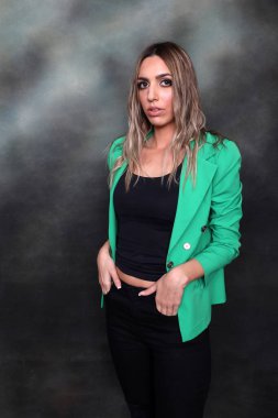 Güzel, göz kamaştırıcı sarışın kız izole arka planda stüdyoda poz veriyor. Tarz, trendler, moda konsepti.