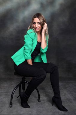 Güzel, göz kamaştırıcı sarışın kız izole arka planda stüdyoda poz veriyor. Tarz, trendler, moda konsepti.