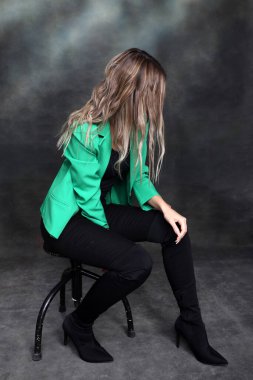 Güzel, göz kamaştırıcı sarışın kız izole arka planda stüdyoda poz veriyor. Tarz, trendler, moda konsepti.