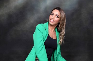 Güzel, göz kamaştırıcı sarışın kız izole arka planda stüdyoda poz veriyor. Tarz, trendler, moda konsepti.