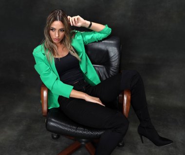 Güzel, göz kamaştırıcı sarışın kız izole arka planda stüdyoda poz veriyor. Tarz, trendler, moda konsepti.