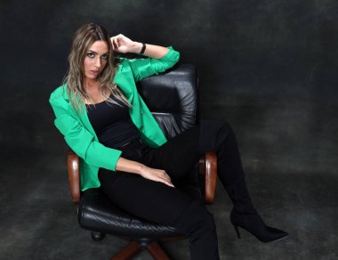 Güzel, göz kamaştırıcı sarışın kız izole arka planda stüdyoda poz veriyor. Tarz, trendler, moda konsepti.