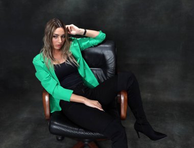 Güzel, göz kamaştırıcı sarışın kız izole arka planda stüdyoda poz veriyor. Tarz, trendler, moda konsepti.