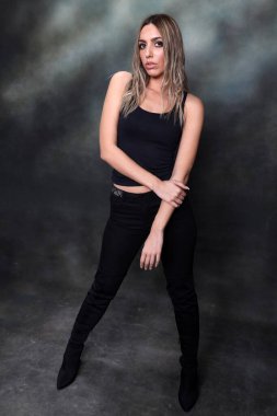 Güzel, göz kamaştırıcı sarışın kız izole arka planda stüdyoda poz veriyor. Tarz, trendler, moda konsepti.