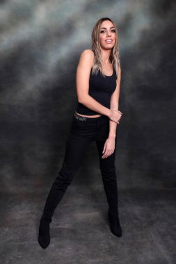 Güzel, göz kamaştırıcı sarışın kız izole arka planda stüdyoda poz veriyor. Tarz, trendler, moda konsepti.