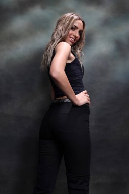 Güzel, göz kamaştırıcı sarışın kız izole arka planda stüdyoda poz veriyor. Tarz, trendler, moda konsepti.