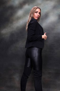 Güzel, göz kamaştırıcı sarışın kız izole arka planda stüdyoda poz veriyor. Tarz, trendler, moda konsepti.