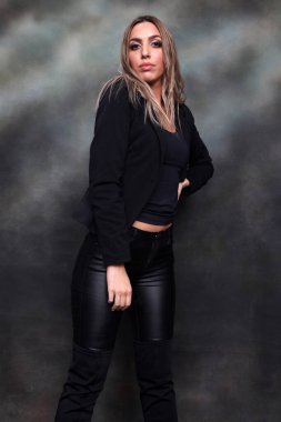 Güzel, göz kamaştırıcı sarışın kız izole arka planda stüdyoda poz veriyor. Tarz, trendler, moda konsepti.