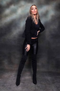 Güzel, göz kamaştırıcı sarışın kız izole arka planda stüdyoda poz veriyor. Tarz, trendler, moda konsepti.