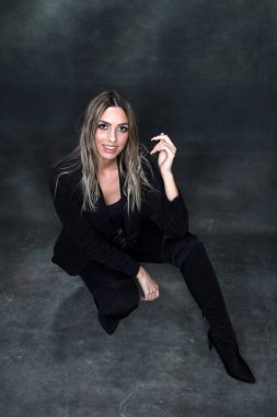 Güzel, göz kamaştırıcı sarışın kız izole arka planda stüdyoda poz veriyor. Tarz, trendler, moda konsepti.