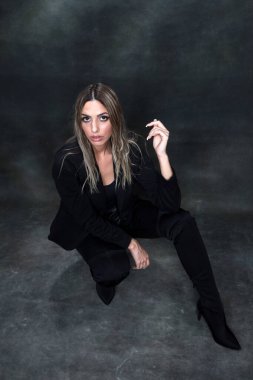 Güzel, göz kamaştırıcı sarışın kız izole arka planda stüdyoda poz veriyor. Tarz, trendler, moda konsepti.