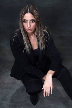 Güzel, göz kamaştırıcı sarışın kız izole arka planda stüdyoda poz veriyor. Tarz, trendler, moda konsepti.