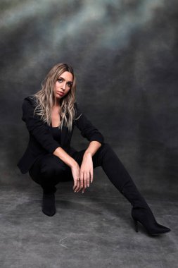 Güzel, göz kamaştırıcı sarışın kız izole arka planda stüdyoda poz veriyor. Tarz, trendler, moda konsepti.