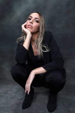 Güzel, göz kamaştırıcı sarışın kız izole arka planda stüdyoda poz veriyor. Tarz, trendler, moda konsepti.