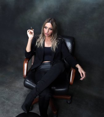 Güzel, göz kamaştırıcı sarışın kız izole arka planda stüdyoda poz veriyor. Tarz, trendler, moda konsepti.