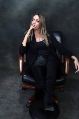 Güzel, göz kamaştırıcı sarışın kız izole arka planda stüdyoda poz veriyor. Tarz, trendler, moda konsepti.