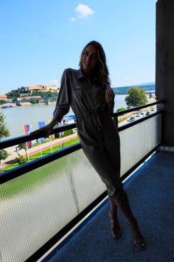 Şehirde poz veren güzel sarışın kız. Tarz, trendler, moda konsepti.