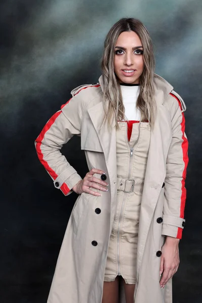 Güzel, göz kamaştırıcı sarışın kız izole arka planda stüdyoda poz veriyor. Tarz, trendler, moda konsepti.