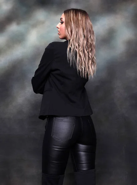 Vacker Glamourös Blond Flicka Poserar Studio Isolerad Bakgrund Stil Trender — Stockfoto