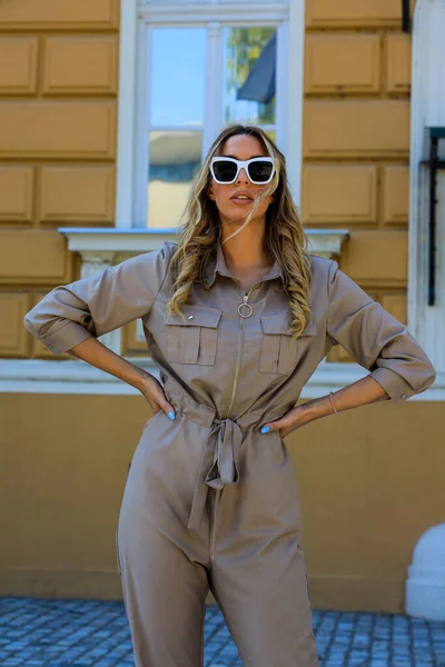 Vacker Urbana Blond Flicka Poserar Staden Stil Trender Mode Koncept — Stockfoto