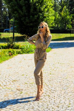 Şehirde poz veren güzel sarışın kız. Tarz, trendler, moda konsepti.