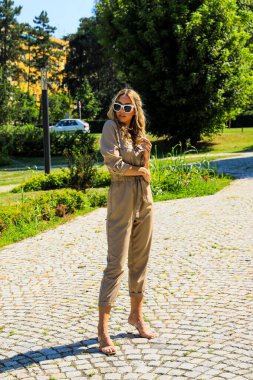 Şehirde poz veren güzel sarışın kız. Tarz, trendler, moda konsepti.