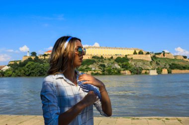 Şehirde poz veren güzel sarışın kız. Tarz, trendler, moda konsepti.