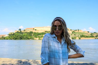 Şehirde poz veren güzel sarışın kız. Tarz, trendler, moda konsepti.