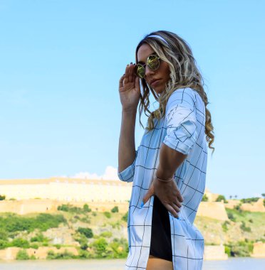 Şehirde poz veren güzel sarışın kız. Tarz, trendler, moda konsepti.