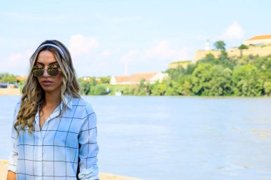 Şehirde poz veren güzel sarışın kız. Tarz, trendler, moda konsepti.