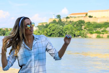 Şehirde poz veren güzel sarışın kız. Tarz, trendler, moda konsepti.