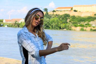 Şehirde poz veren güzel sarışın kız. Tarz, trendler, moda konsepti.