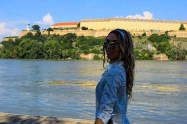 Şehirde poz veren güzel sarışın kız. Tarz, trendler, moda konsepti.