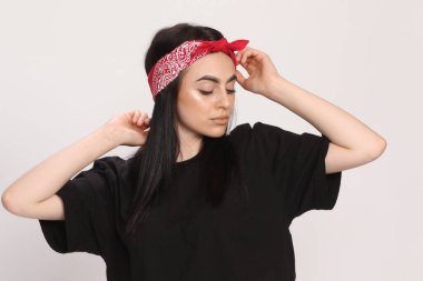 Siyah saçlı, gözlüklü, beyaz tenli güzel bir kız stüdyoda poz veriyor. Tarz, trendler, moda konsepti.