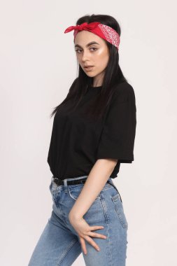 Siyah saçlı, gözlüklü, beyaz tenli güzel bir kız stüdyoda poz veriyor. Tarz, trendler, moda konsepti.