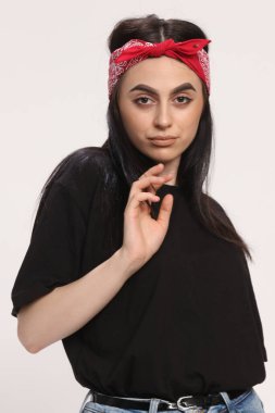 Siyah saçlı, gözlüklü, beyaz tenli güzel bir kız stüdyoda poz veriyor. Tarz, trendler, moda konsepti.