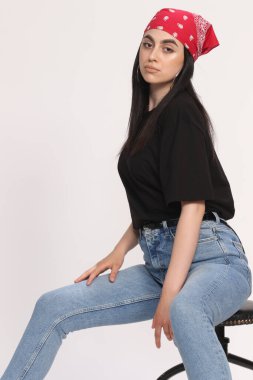 Siyah saçlı, gözlüklü, beyaz tenli güzel bir kız stüdyoda poz veriyor. Tarz, trendler, moda konsepti.