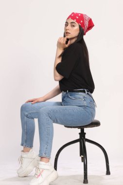 Siyah saçlı, gözlüklü, beyaz tenli güzel bir kız stüdyoda poz veriyor. Tarz, trendler, moda konsepti.